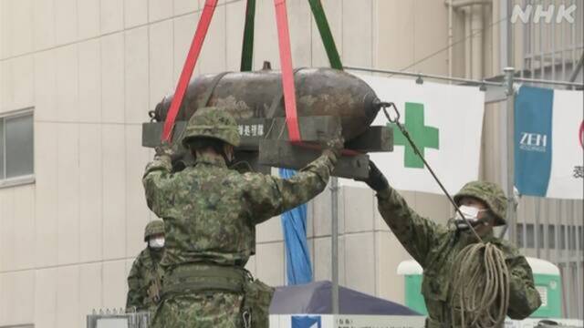 日本自卫队对哑弹进行拆除作业。（日本NHK新闻网）