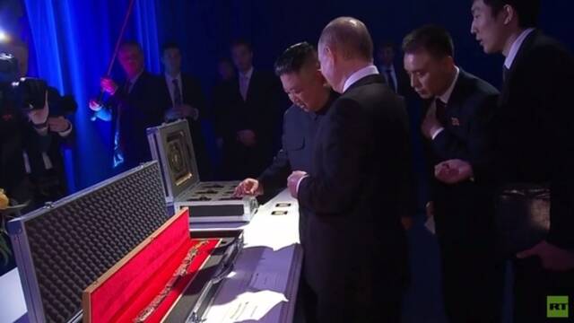 金正恩送给普京的“朝鲜刀”（图源：RT）