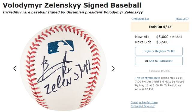 美媒：美国收藏家拍卖泽连斯基签名棒球，部分收益将用于援助乌克兰