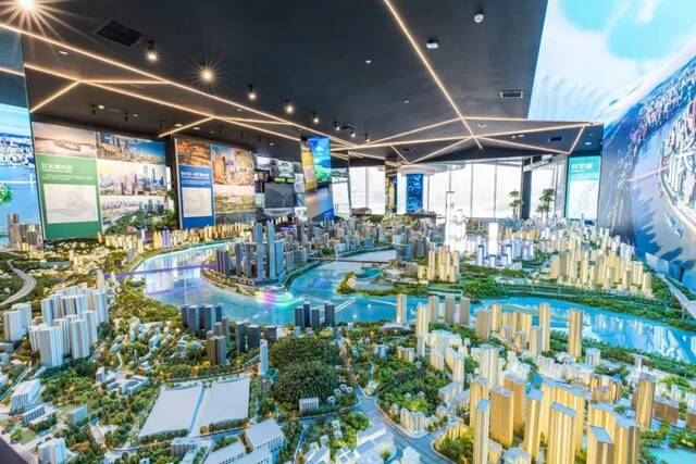沙盘模型展示重庆城市魅力。重庆市规划展览馆供图