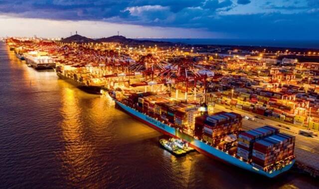 2021年10月23日，多艘货轮停泊在上海洋山深水港集装箱码头。图/视觉中国