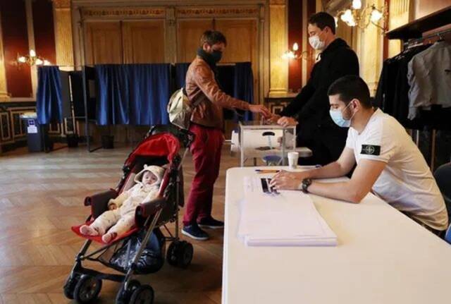 4月24日，市民在法国巴黎一家投票站投票。图源：新华社