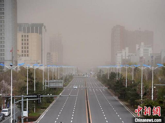 长春市遭遇沙尘天气。刘栋摄