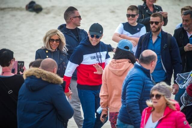 法国大选“决战”前一天，马克龙和夫人海边散步，与支持者合影