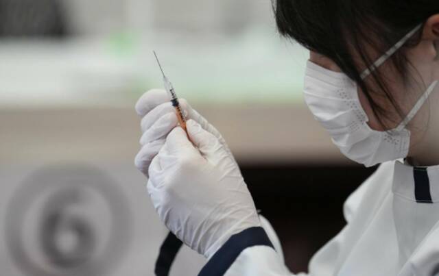日本民众接种新冠疫苗。（资料图）