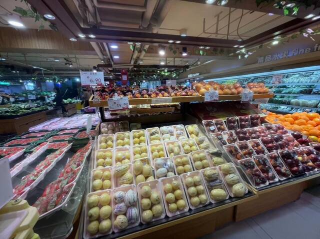 位于潘家园的汉食生鲜生活超市货源充足。图据本端