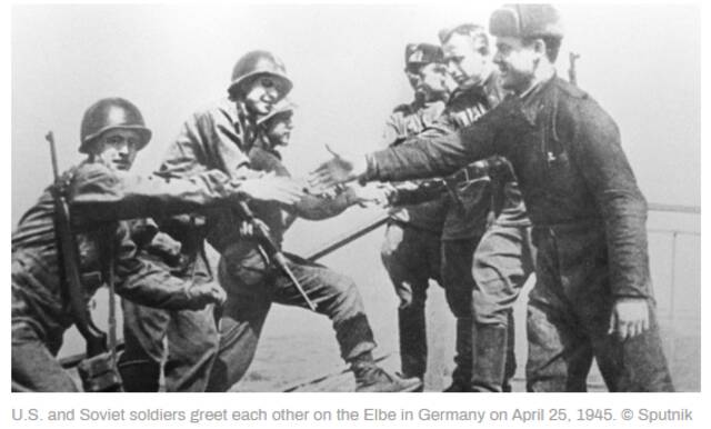 1945年4月25日，美苏士兵在德国易北河上的握手照。