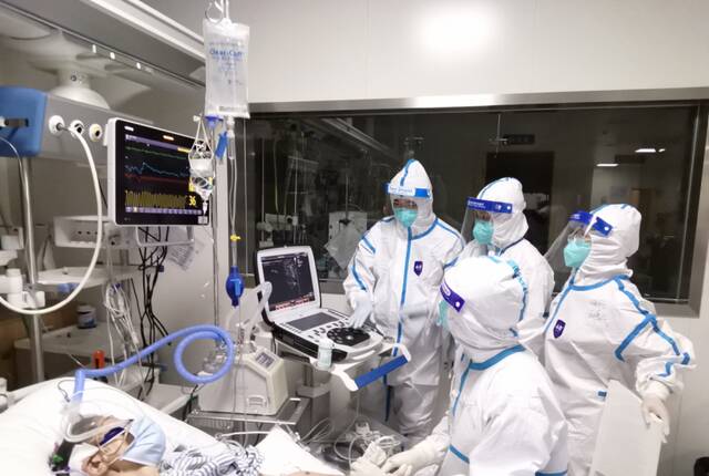 在上海交通大学医学院附属瑞金医院卢湾分院ICU病房，医疗队队员为王奶奶建立“生命通道”。（受访者供图）