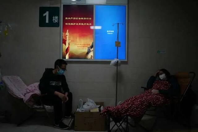 4月18日，上海浦东新区，仁济东院急诊科一楼电梯口，一位患有免疫系统疾病的病人靠输液维持，等待更专业的治疗。病人家属告诉记者，病人血小板最低时达到个位数，由于原本想转去的医院转为新冠肺炎定点医院，病人只好在急诊室维持治疗，以免出现突发状况来不及抢救。中青报·中青网记者李强/摄