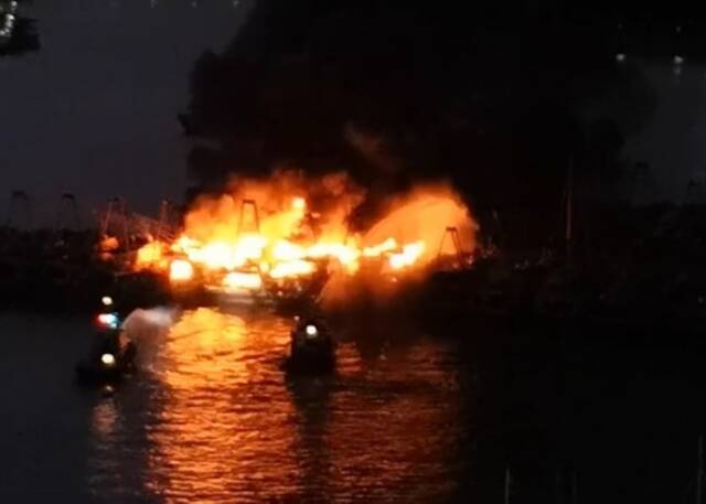 港媒：澳门内港多艘船只起火，现场冒出大量黑烟，消防人员到场扑救