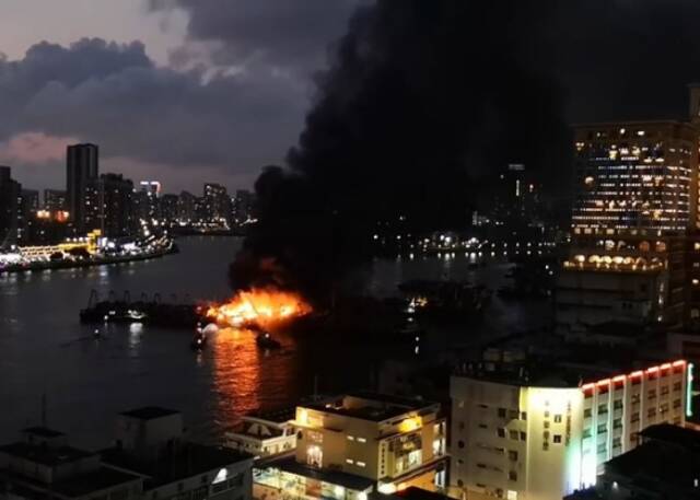 港媒：澳门内港多艘船只起火，现场冒出大量黑烟，消防人员到场扑救