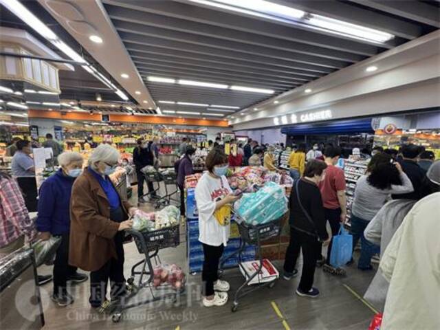 4月25日朝阳区超市排队结账人群