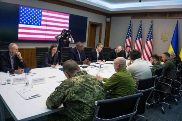 美国国务卿布林肯和国防部长奥斯汀在基辅与泽连斯基举行会谈。（乌克兰总统办公室4月25日发布的照片）