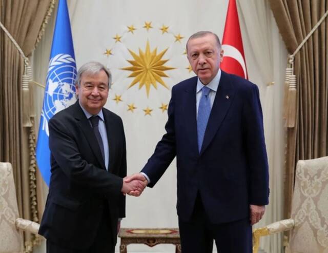 4月25日，土耳其总统埃尔多安（右）与到访的联合国秘书长古特雷斯（左）举行会谈。