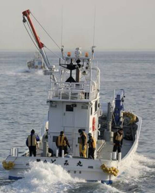 26日早晨前往搜索失事船只人员的日本渔船，日媒摄