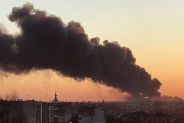·3月18日，乌克兰利沃夫机场附近发生巨大爆炸，现场浓烟滚滚。