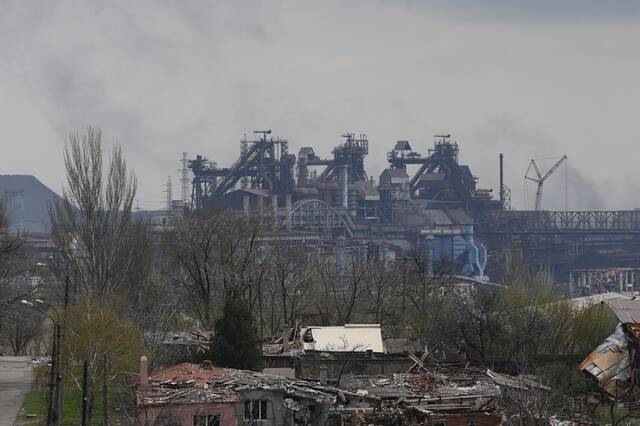 ↑这是4月22日在马里乌波尔拍摄的亚速钢铁厂。新华社发（维克托摄）