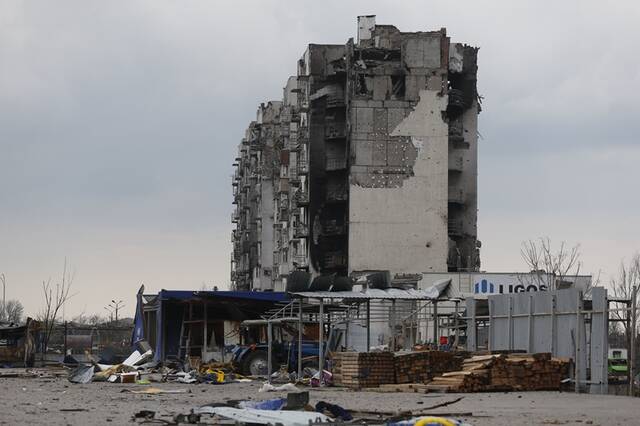 ↑这是4月22日在马里乌波尔拍摄的受损建筑。新华社发（维克托摄）