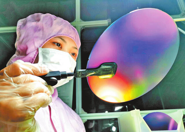 洛阳单晶硅公司研制出具备自主知识产权的8英寸硅抛光片，为“中国芯”加速崛起贡献力量。本报资料图片潘炳郁摄