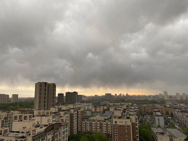 北京今天有小雨，出门带伞！今明两天气温下降，注意添衣