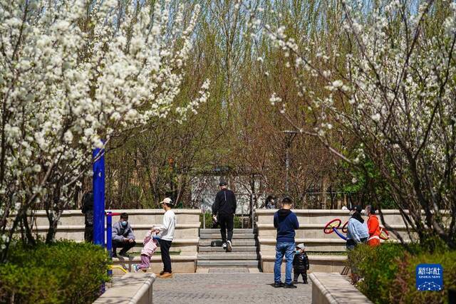 4月27日，在长春市一处居民小区，居民外出活动。新华社记者许畅摄