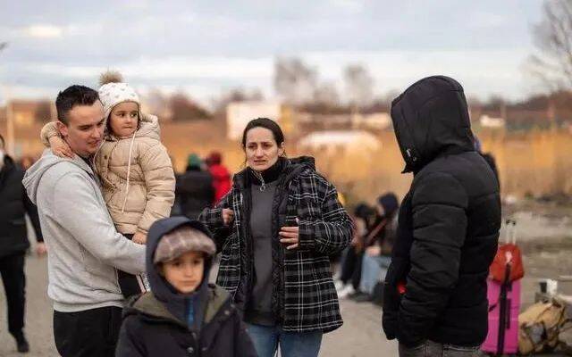 ·抵达波兰边境口岸梅迪卡的乌克兰人。
