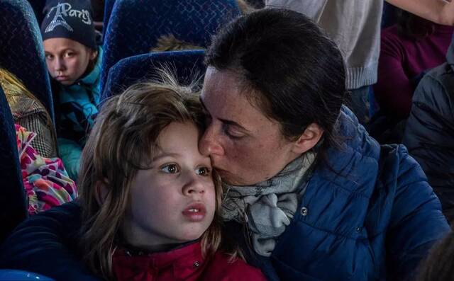 ·3月28日，撤离中的乌克兰难民坐在波兰梅迪卡的巴士里。