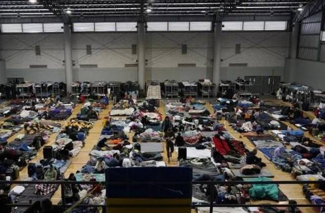 ·乌克兰难民持续抵达美墨边境城市等待救援。