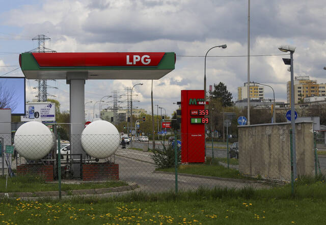 这是4月27日在波兰首都华沙拍摄的一个天然气站。新华社记者周楠摄