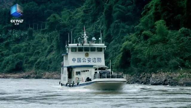 中国公安边防在湄公河上巡航