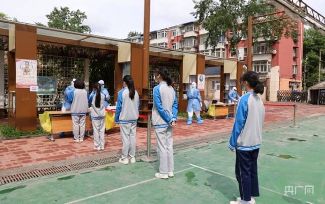 丰台八中核酸检测现场,在校同学排队有序进行检测(央广网发龚禧摄)