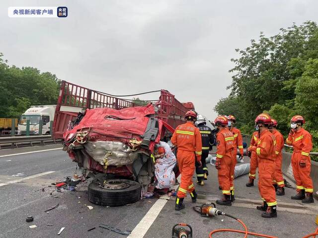 杭州高速4货车追尾 被救5人已送医救治