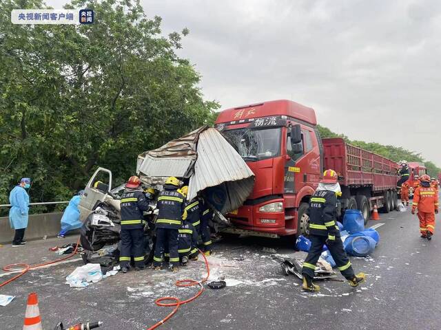 杭州高速4货车追尾 被救5人已送医救治