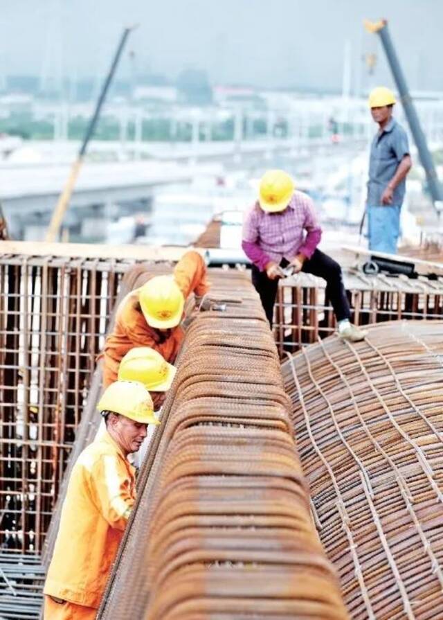 在“长三角”一处建筑工地上，农民工们正紧张忙碌着。叶晓宁摄