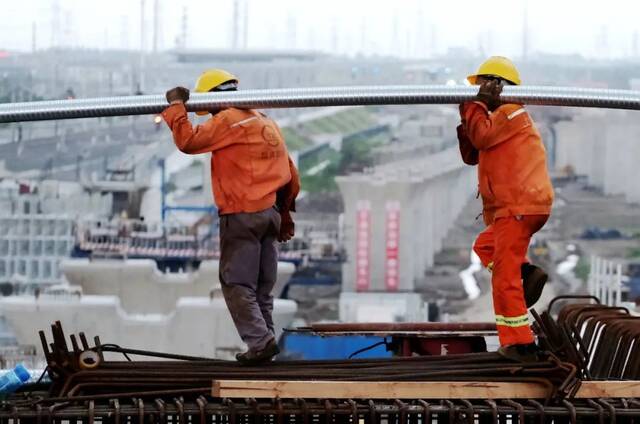 在江苏省太仓市某工地上，建筑工人正在作业。叶晓宁摄