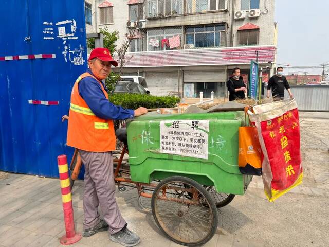 高建华与他的清洁车。农民日报·中国农网记者刘杰摄