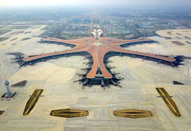 无人机拍摄的北京大兴国际机场航站楼。新华社记者张晨霖摄