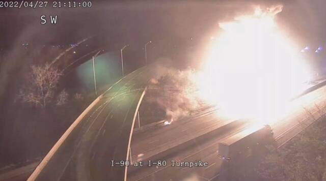 美国两辆卡车在公路上相撞后起火，现场燃起巨大火球