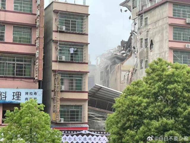 湖南长沙望城区雷锋大道一建筑垮塌 正在核实人员伤亡情况