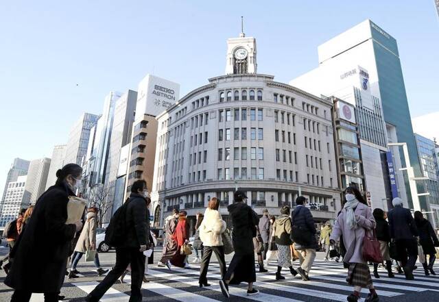 日本东京，民众戴着口罩在街头行走。（资料图）