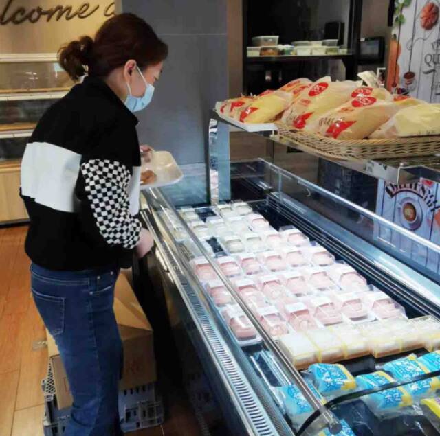 朱泾镇85℃面包店内，顾客挑选商品。本文图片均为金山区供图