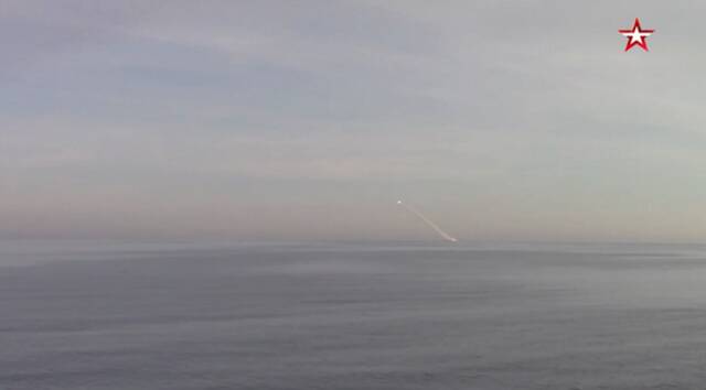 俄军从黑海的一艘潜艇上发射导弹（图：俄罗斯国防部视频截图）