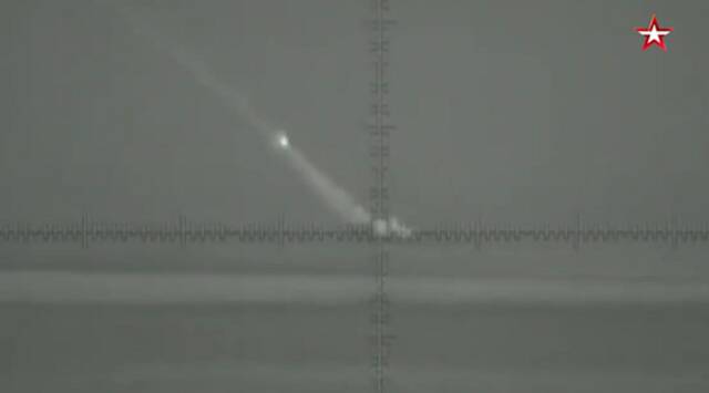 导弹发射升空（图：俄罗斯国防部视频截图）