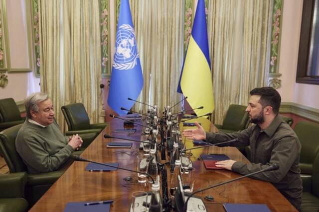 当地时间2022年4月28日，乌克兰基辅，联合国秘书长古特雷斯与乌克兰总统泽连斯基在基辅举行会晤。人民视觉图