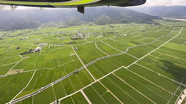 安捷航空推出台东空中游览行程，可从空中鸟瞰当地田园美景。图片来源：台湾“中央社”记者吴家昇摄