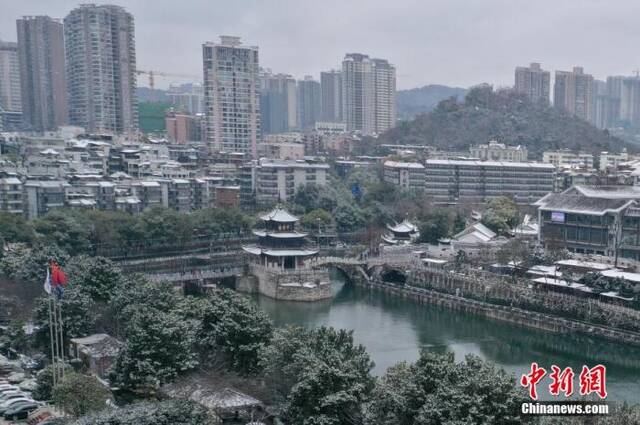 资料图：航拍雪后贵阳景色。瞿宏伦摄