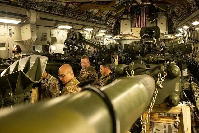 当地时间21日，美国海军陆战队将榴弹炮装载到一架C-17运输机中运往乌克兰。图源：视觉中国