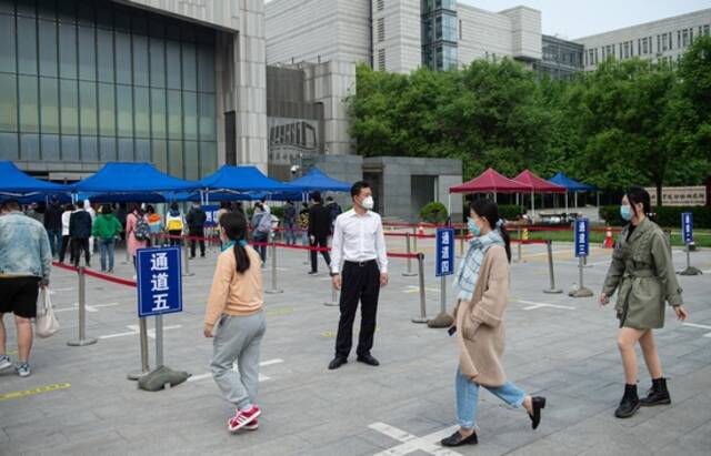 4月29日，在北京市朝阳区奥运村街道中科院采样点，市民保持安全距离排队等待核酸采样。当日，北京市朝阳区开展第三次扩大范围核酸检测。新华社记者陈钟昊摄