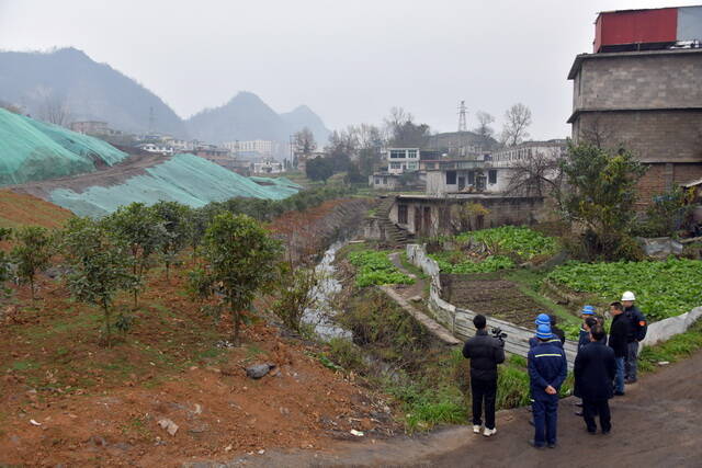 某地含危险废物的工业废渣已经侵占了河道和农田。摄影/章轲