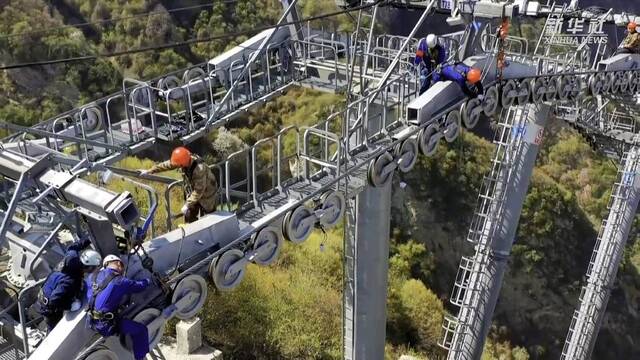 新华全媒+｜“索道医生”高空巡检 “云巅之上”守护安全